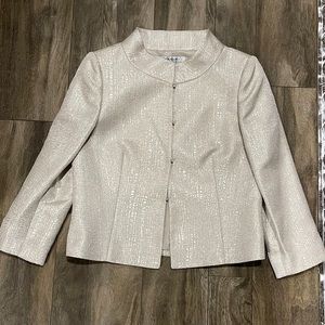 Tahari woman’s suit